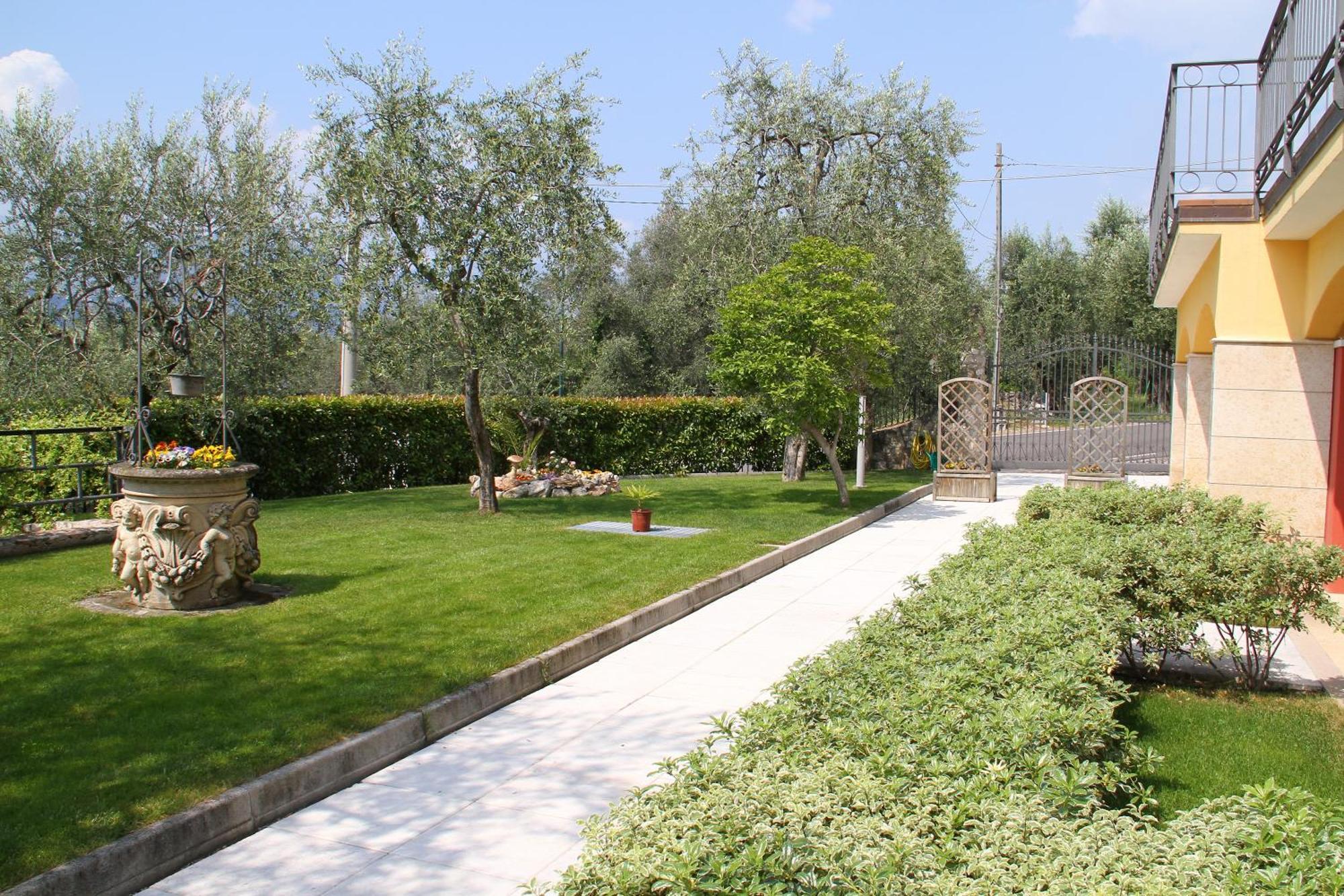 Villa Due Leoni - Residence เบรนโซเน ซูล การ์ดา ภายนอก รูปภาพ