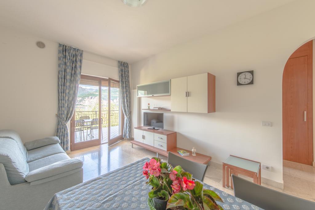 Villa Due Leoni - Residence เบรนโซเน ซูล การ์ดา ภายนอก รูปภาพ